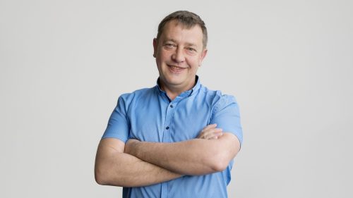 front-view-smiling-man-with-copy-space